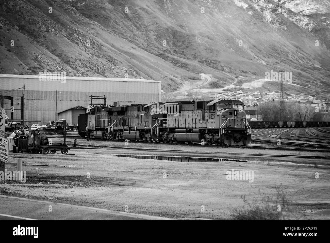 Der Lokomotivzug parkt auf dem Bahnhofsgelände Stockfoto