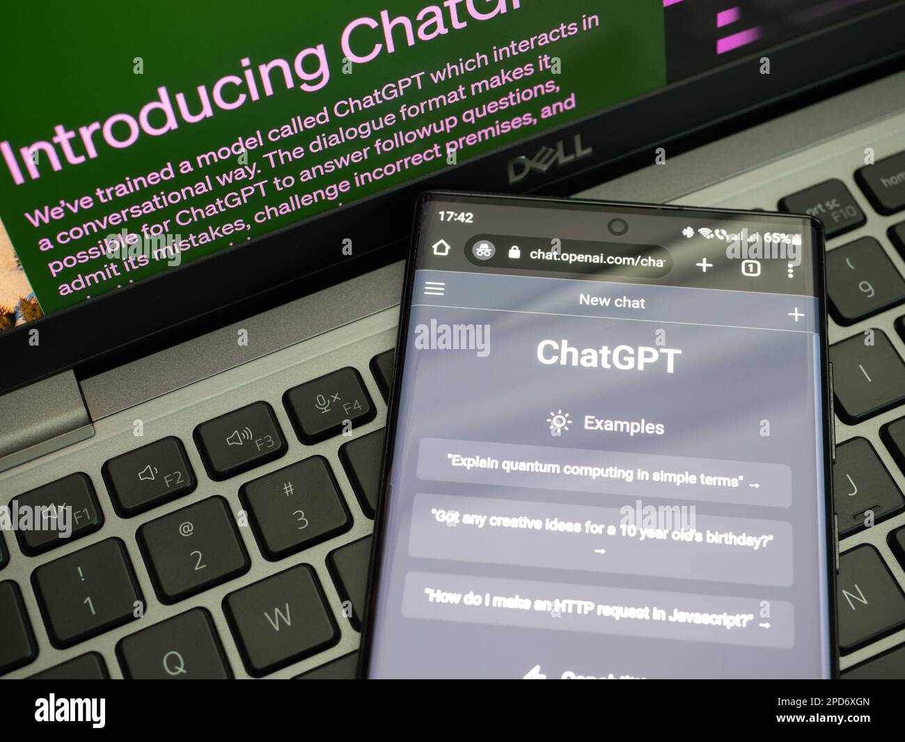 Galati, Rumänien - 14. März 2023: Webseite von ChatGPT, einem von OpenAI entwickelten Prototyp-KI-Chatbot, auf einem Smartphone-Bildschirm. Beispiele für Interaktionen mit Stockfoto