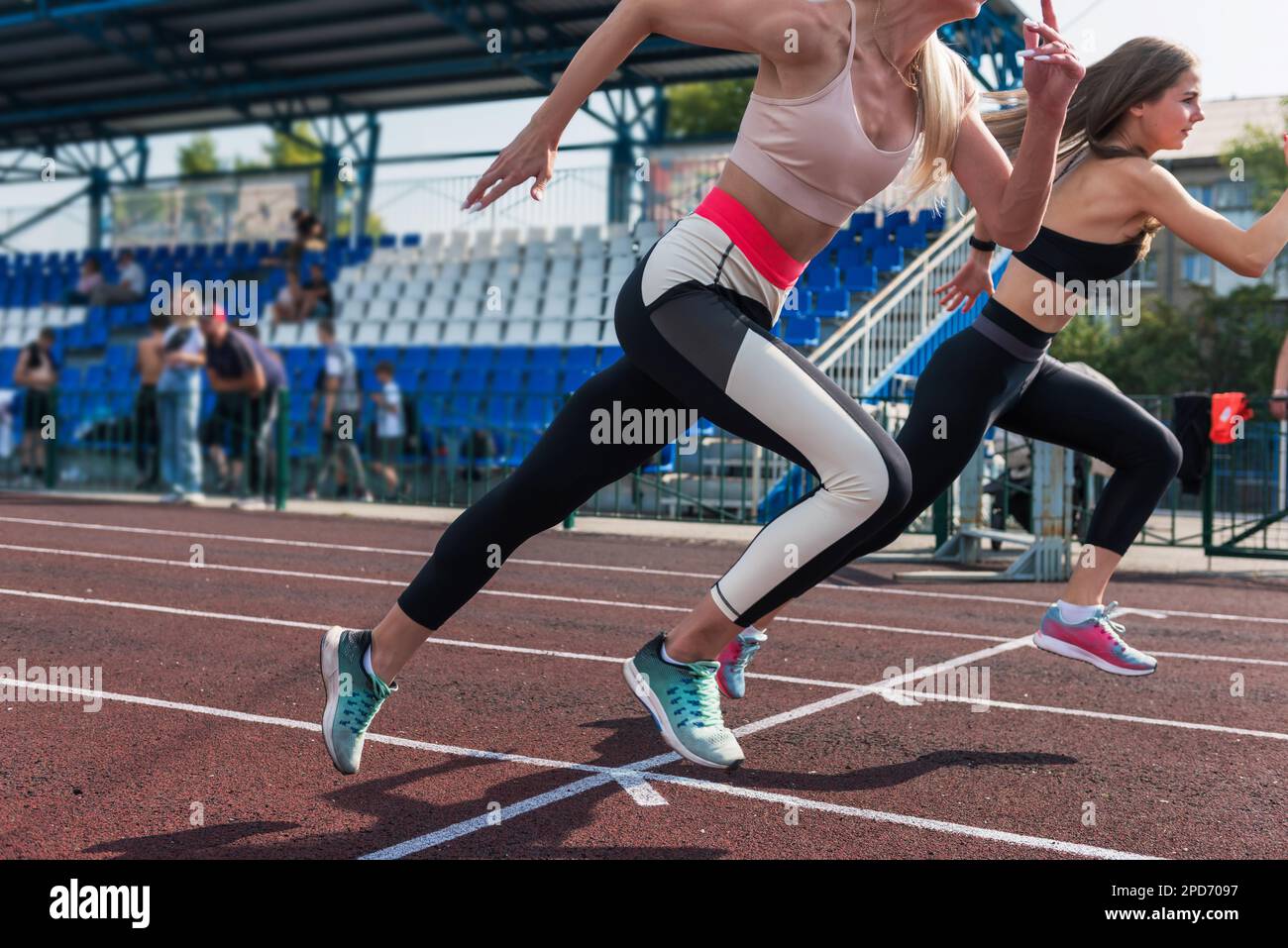 Zwei Athletin junge Frau beim Start im Stadion im Freien Stockfoto