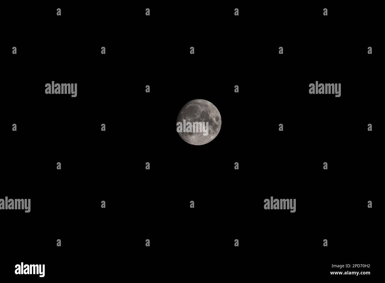 Der Mond in einem klaren Nachthimmel. Mondphase mit Wachsgibbus. Stockfoto