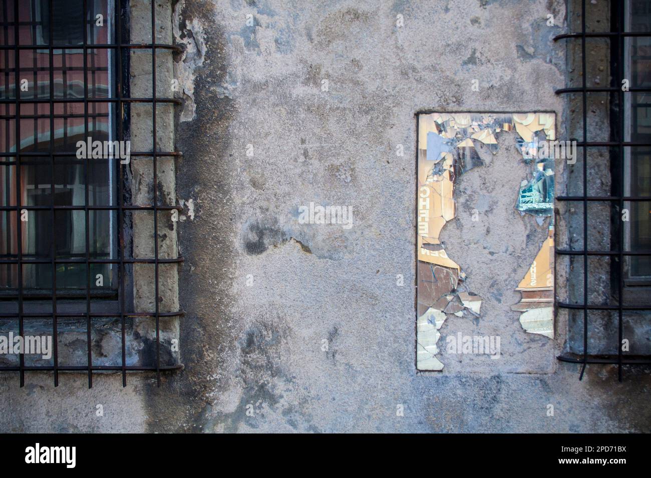 Ein zerbrochener Spiegel an einer Betonwand Stockfoto