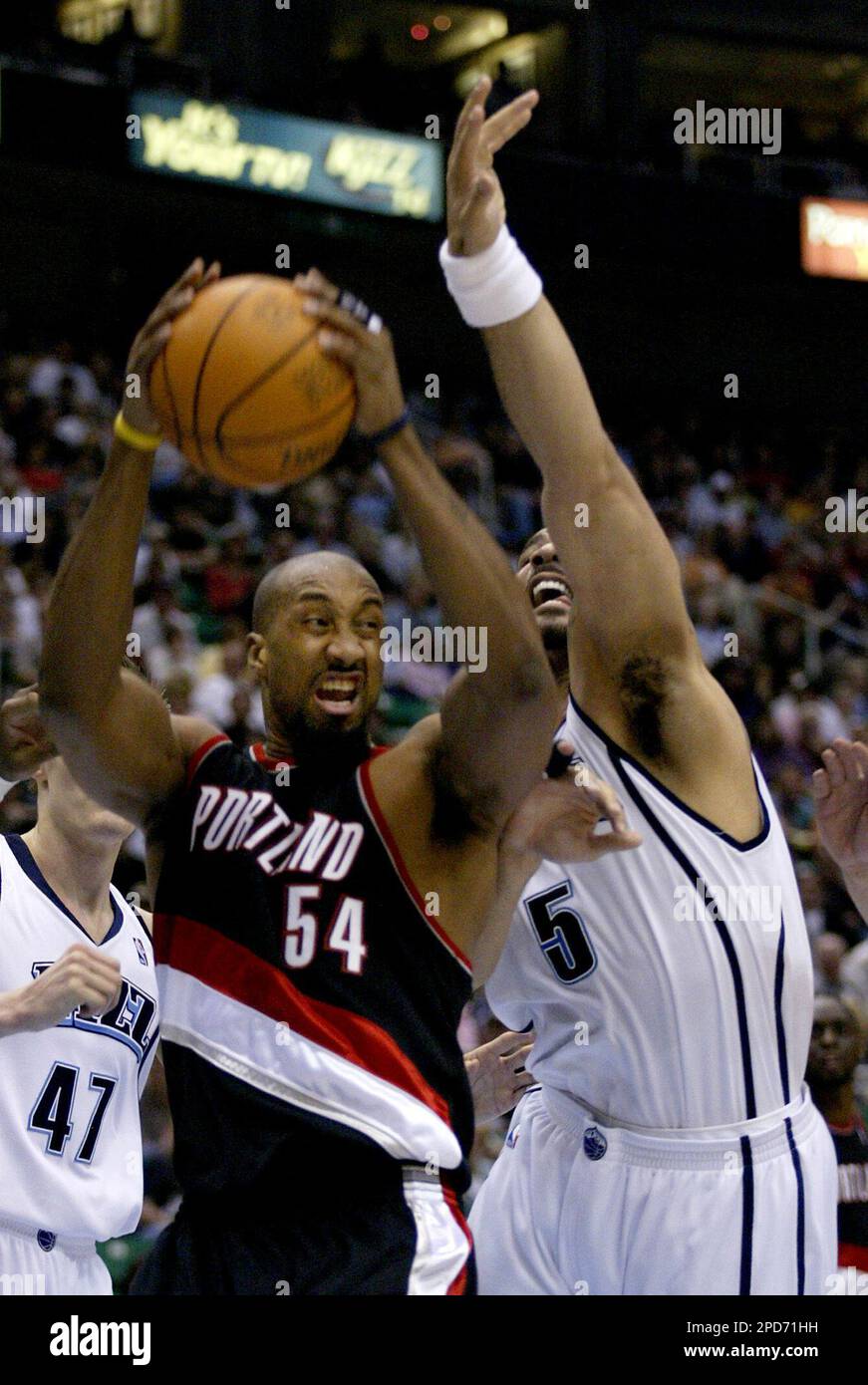 Portland Trail Blazers center Brian Skinner, left, comes away with the rebound ahead of Utah Jazz center Carlos Boozer, right, during the first half of their NBA basketball game Saturday, April 8, 2006, in Salt Lake City. (AP Photo/Steve C. Wilson) Stockfoto