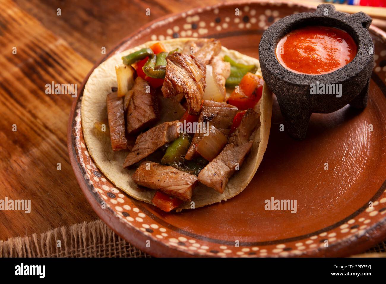 Rindfleisch Fajitas Tacos. Alambre de Res. Sehr beliebtes Rezept in Mexiko, die Hauptzutaten sind Fleisch, Zwiebeln, Speck und Paprika, gebraten Stockfoto