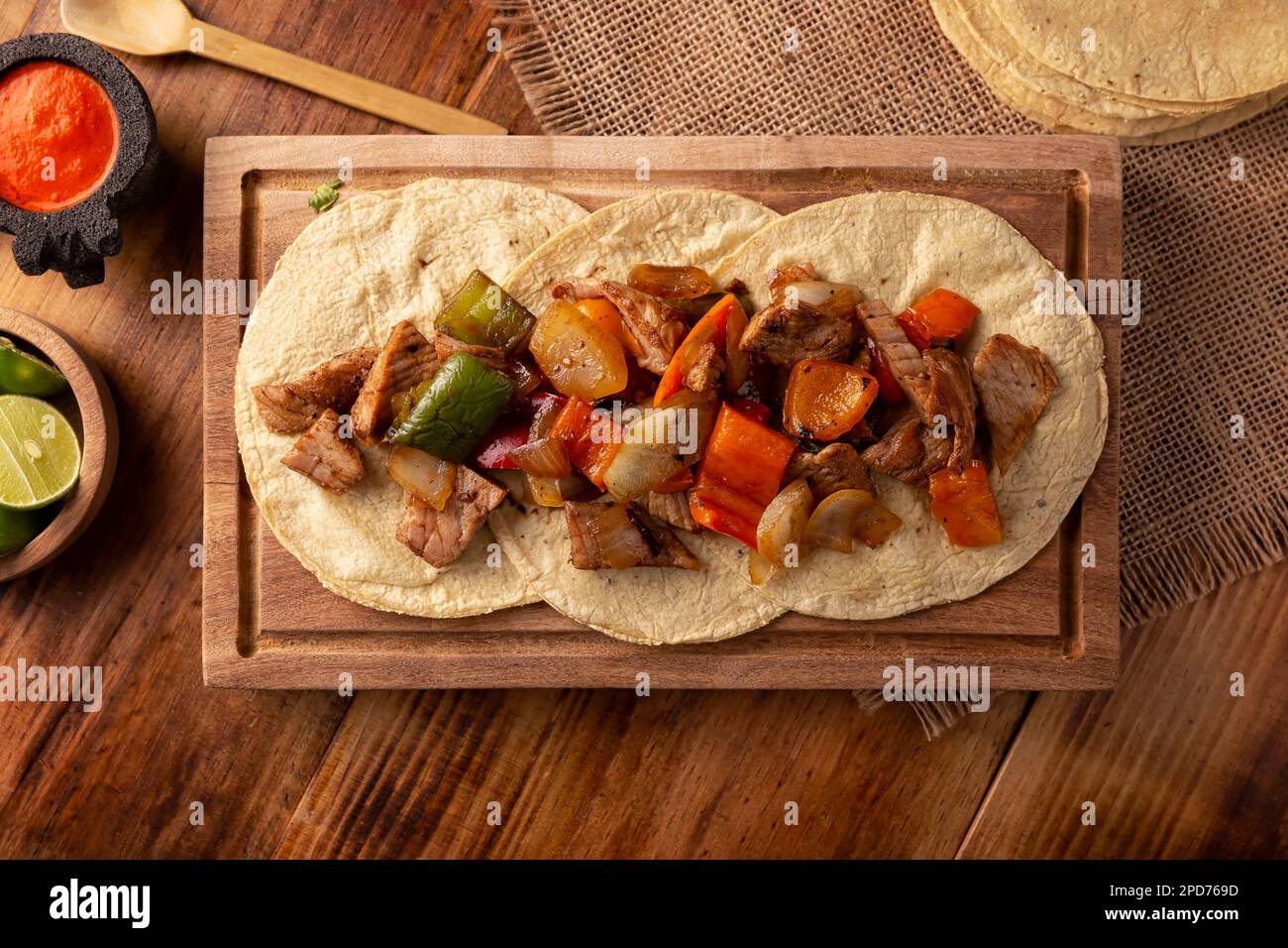 Alambre de Res. Sehr beliebtes Rezept in Mexiko, ähnlich wie Fajitas, die Hauptzutaten sind Fleischstücke, Zwiebeln, Speck und Paprika, auf g geröstet Stockfoto