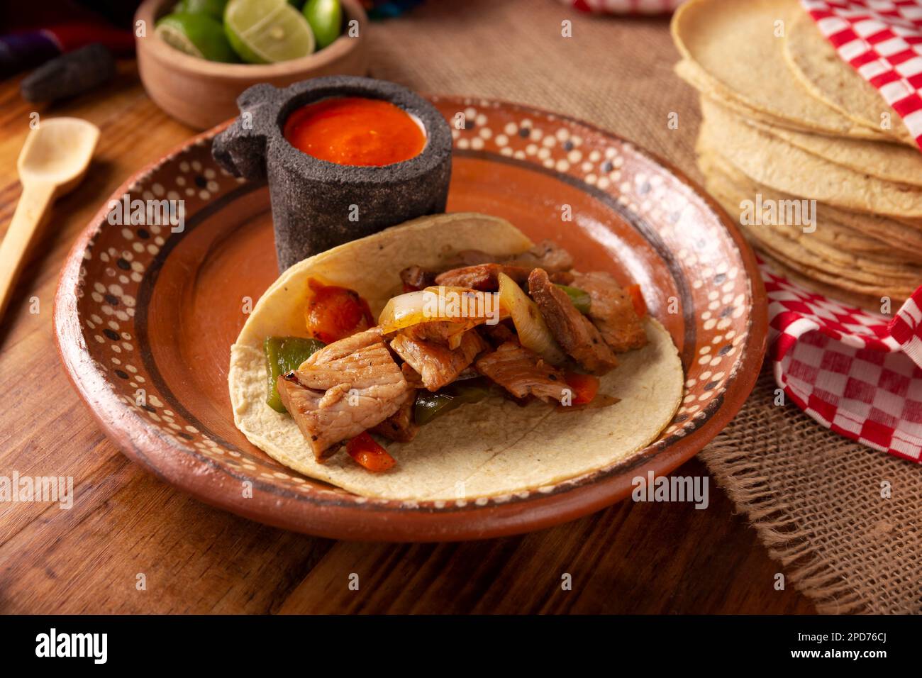 Alambre de Res. Sehr beliebtes Rezept in Mexiko, ähnlich wie Fajitas, die Hauptzutaten sind Fleischstücke, Zwiebeln, Speck und Paprika, auf g geröstet Stockfoto