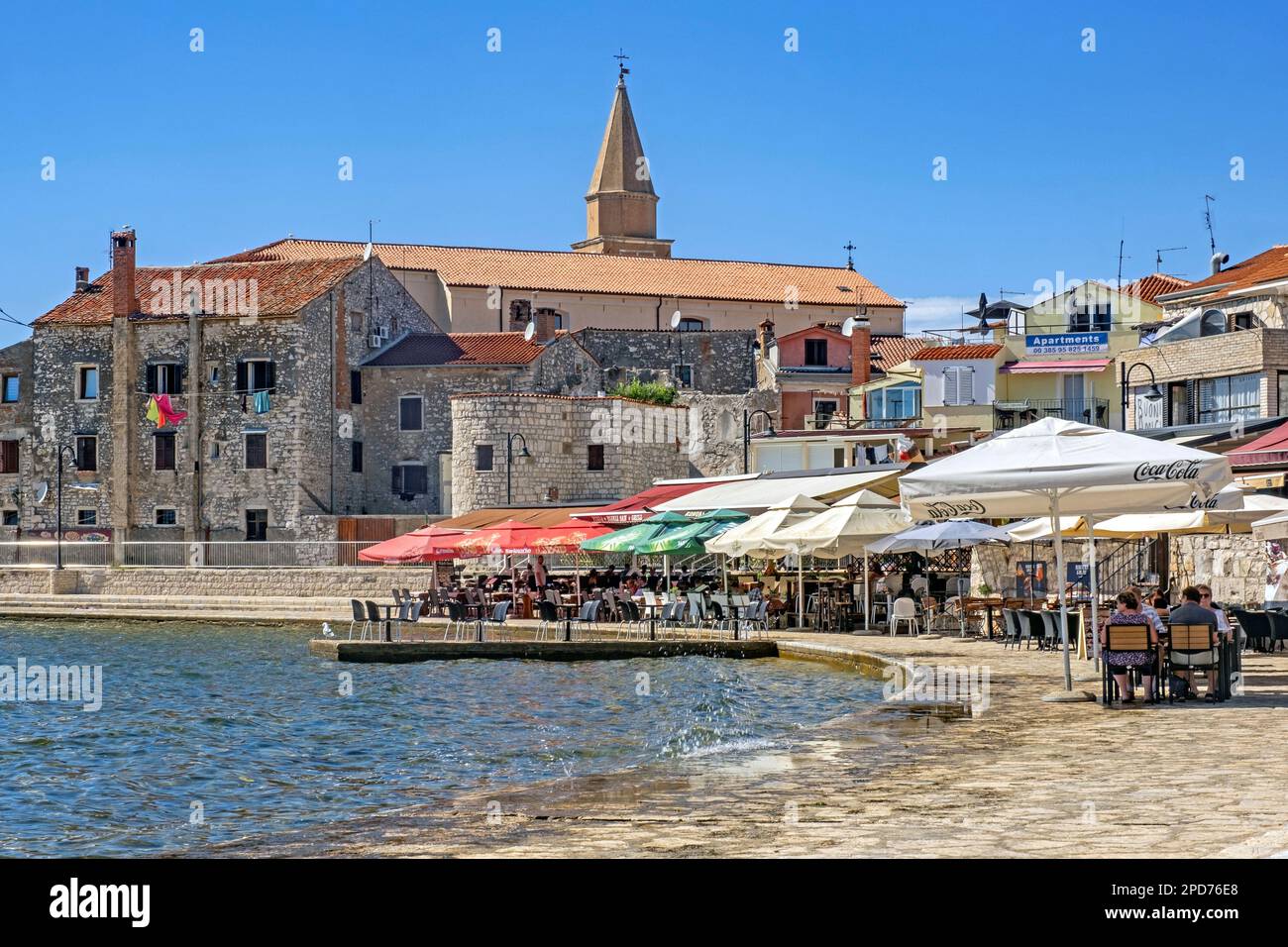 Terrassen von Restaurants entlang der Küste in der Stadt Umag/Umago, Strandresort an der Adria, Istrien County, Kroatien Stockfoto