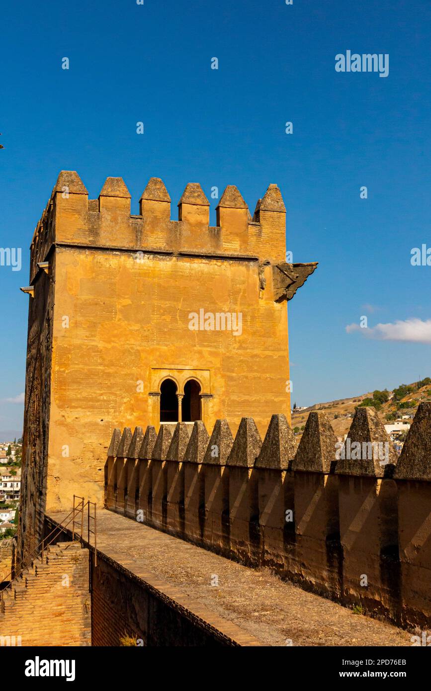 Befestigte Mauern im Alhambra-Palast in Granada Andalusien Spanien gehört zum UNESCO-Weltkulturerbe und ist eine wichtige Touristenattraktion. Stockfoto