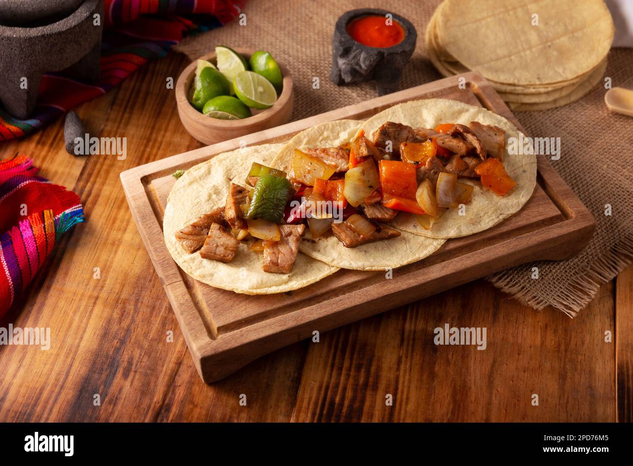 Alambre de Res. Sehr beliebtes Rezept in Mexiko, die Hauptzutaten sind Fleischstücke, Zwiebeln, Speck und Paprika, die üblicherweise auf dem Grill geröstet werden Stockfoto