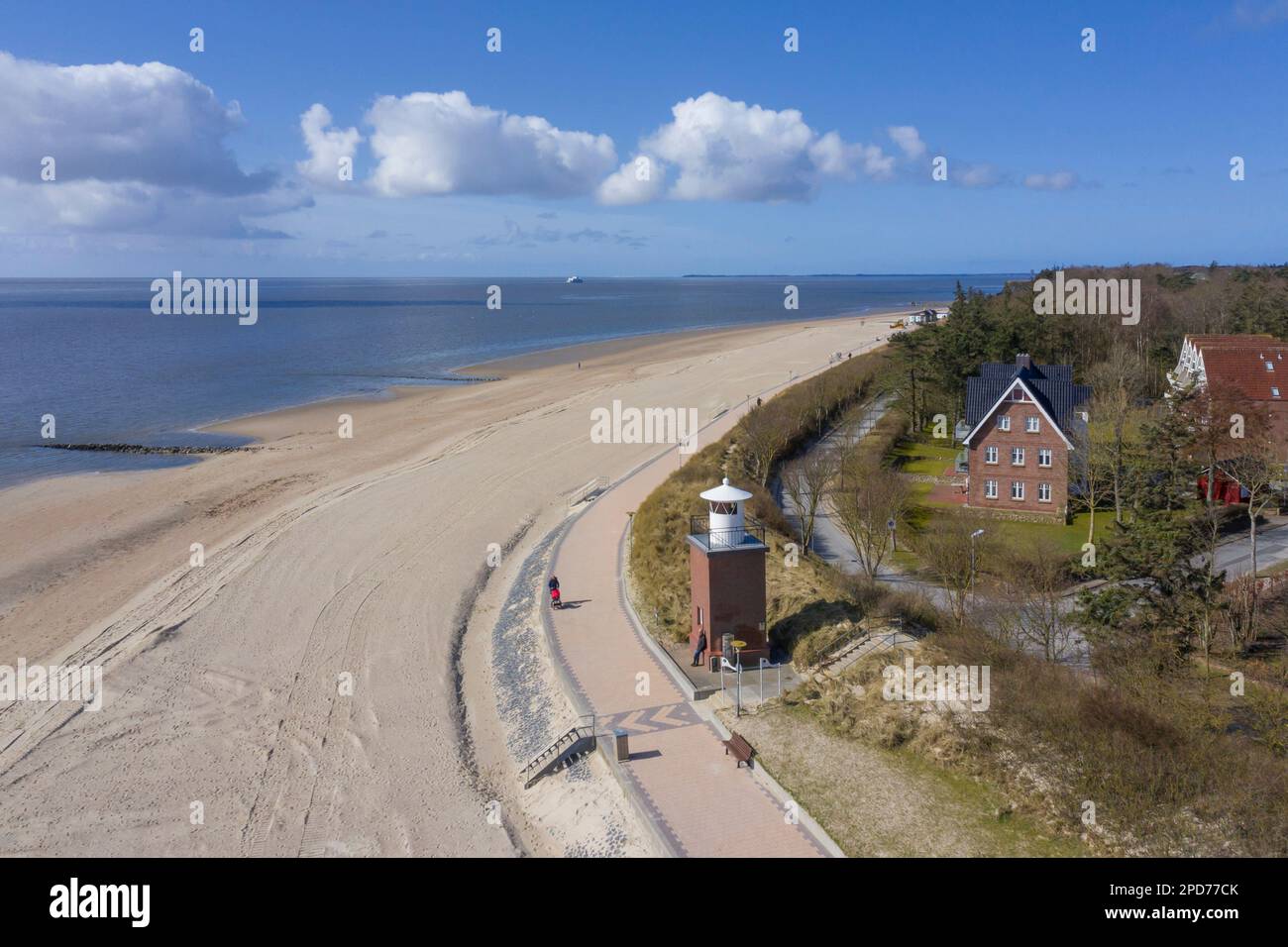 Luftaufnahme über den Sandstrand und den Leuchtturm von Olhörn in Wyk auf Föhr auf der Insel Föhr im Wattenmeer, Nordfriesland, Schleswig-Holstein, Deutschland Stockfoto