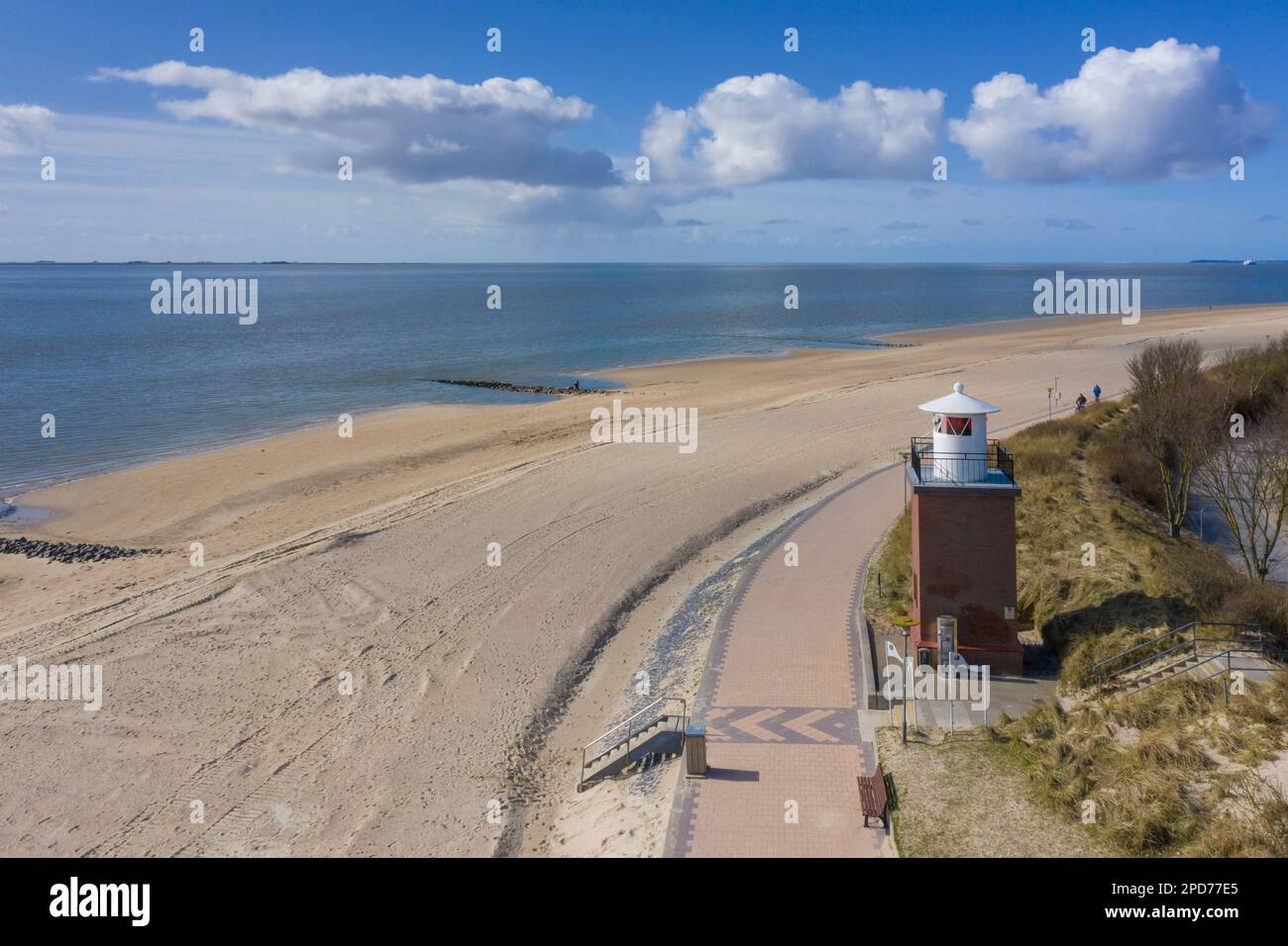 Luftaufnahme über den Sandstrand und den Leuchtturm von Olhörn in Wyk auf Föhr auf der Insel Föhr im Wattenmeer, Nordfriesland, Schleswig-Holstein, Deutschland Stockfoto