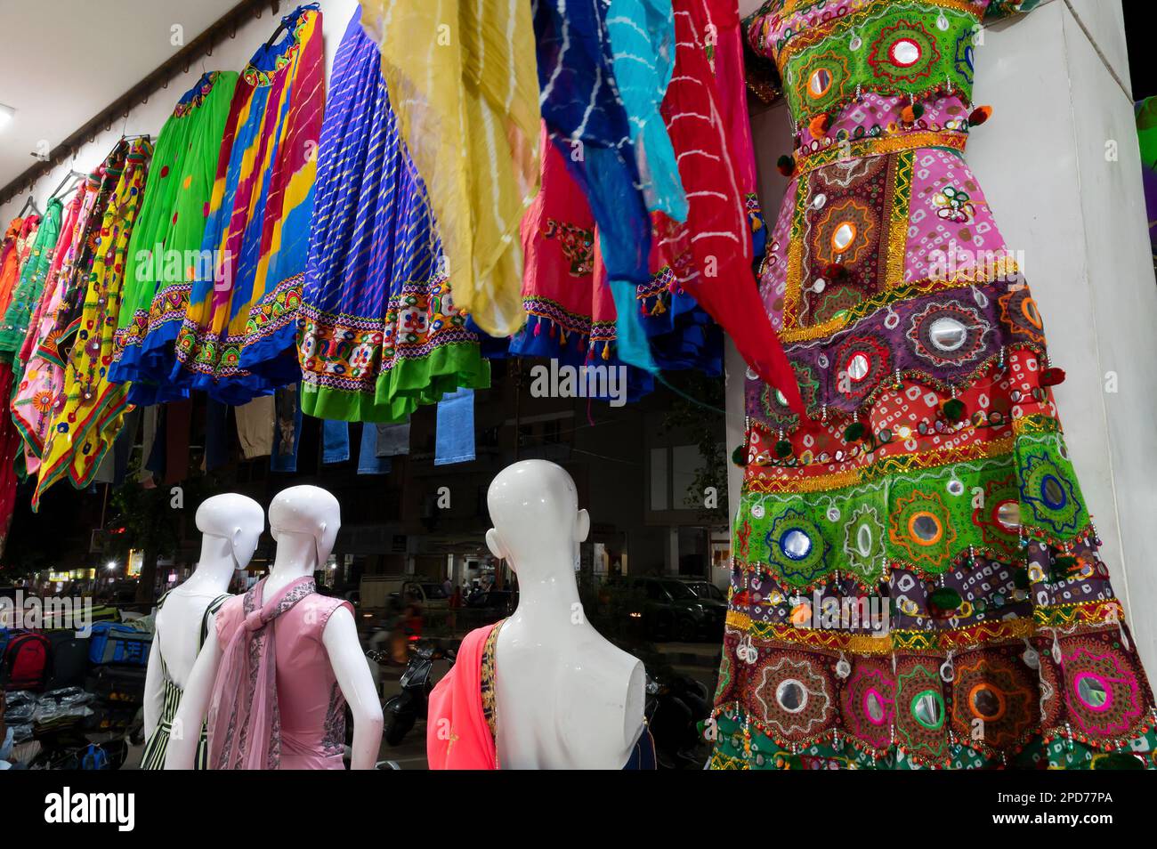 Weibliche Schaufensterpuppe, Rajasthani Frauenkleidung, die in einem Geschäft am berühmten Sardar Markt und Ghanta Ghar Uhrenturm am Abend verkauft wird. Stockfoto