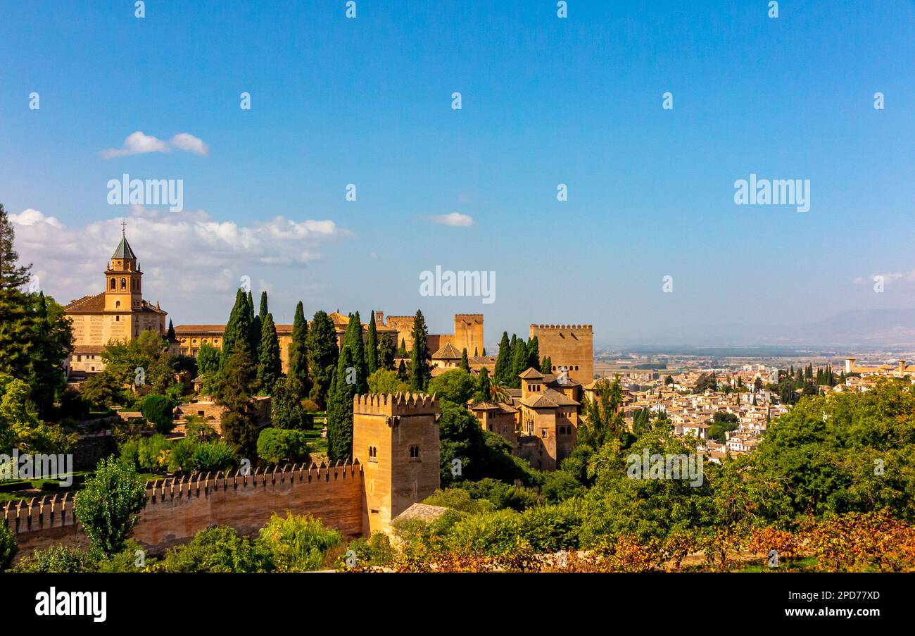 Blick auf die Alhambra in Granada Andalusien Spanien, ein UNESCO-Weltkulturerbe und eine wichtige Touristenattraktion. Stockfoto