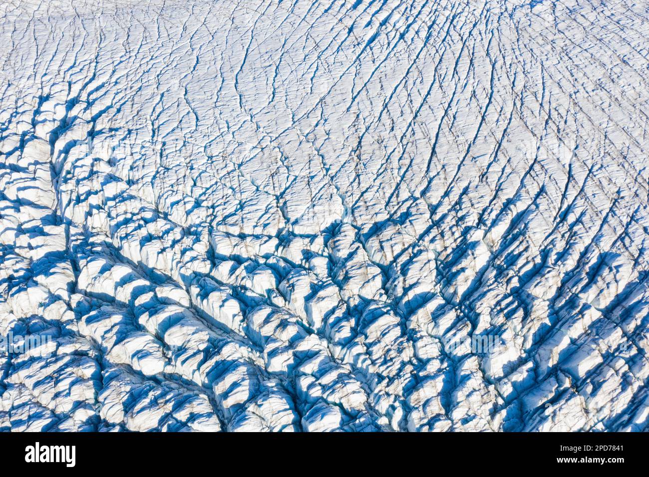 Blick aus der Vogelperspektive auf Seraken und Spalten auf Recherchebreen, Gletscher im Wedel Jarlsberg Land, der sich in den Recherche Fjord in Spitsbergen/Svalbard einklinkt Stockfoto