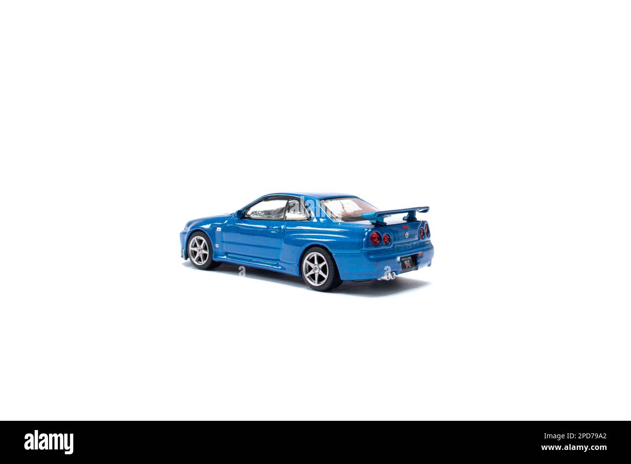 Bogor, Indonesien, 12. März 2023 - nach einigen Änderungen ein Foto der skyline von nissan GTR R34 Miniatur auf isoliertem Weiß. Stockfoto