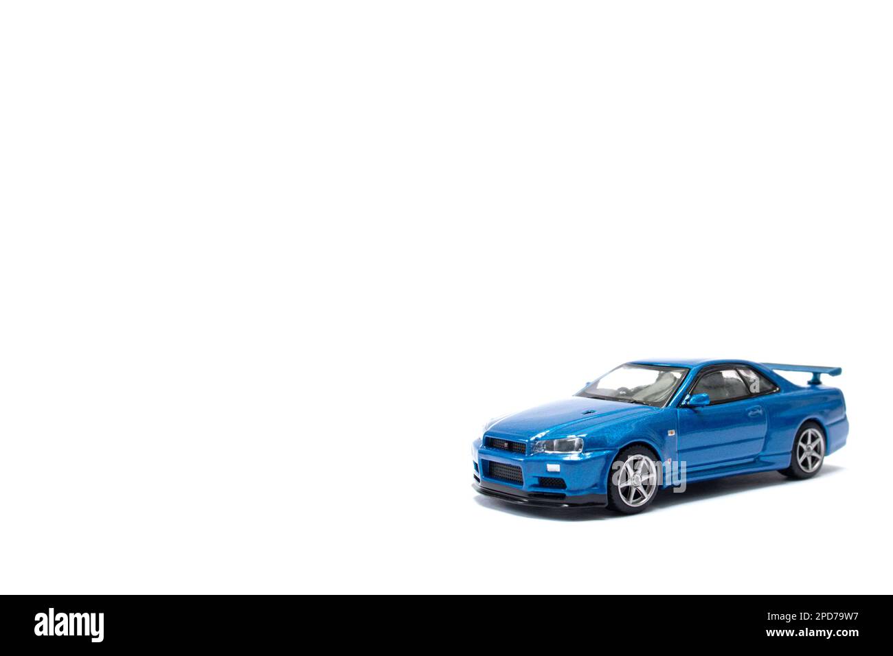 Bogor, Indonesien, 12. März 2023 - nach einigen Änderungen ein Foto der skyline von nissan GTR R34 Miniatur auf isoliertem Weiß. Stockfoto