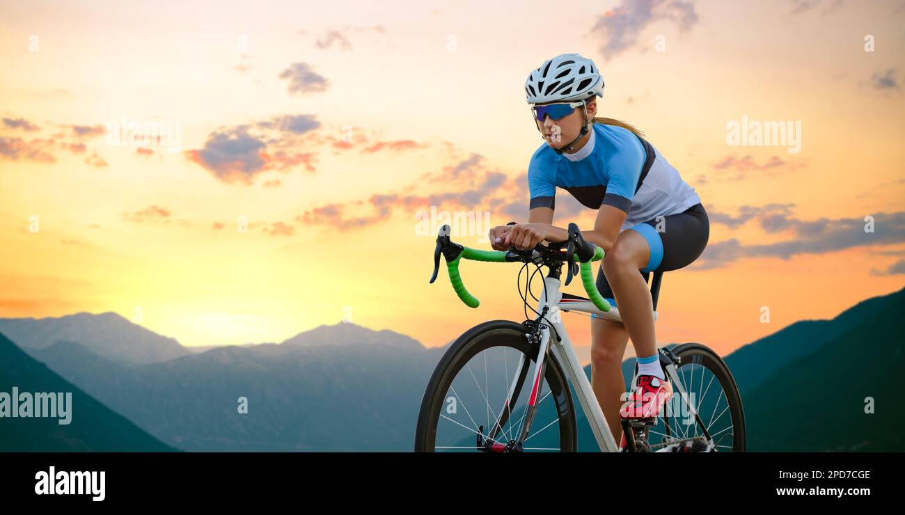 Radfahrerin in den wunderschönen Bergen bei Sonnenuntergang. Abenteuer, Gesunder Lebensstil, Sport Stockfoto