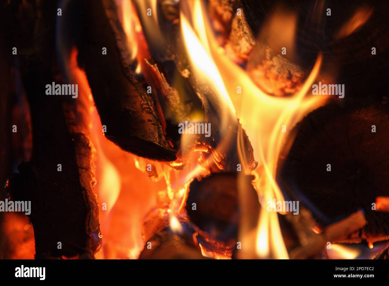 Helles Feuer mit hoher Temperatur aus natürlichem Brennholz brennt im Kamin und heizt das Haus im Winter, Beauty Hintergrund Stockfoto