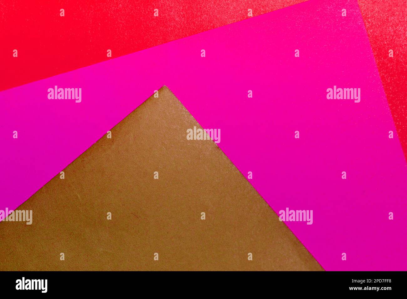 Drei moderne Farben, geometrische Form, abstraktes Blau, Rot, Pink, Braune, farbige, minimale Papierstrukturen, Hintergrund Stockfoto