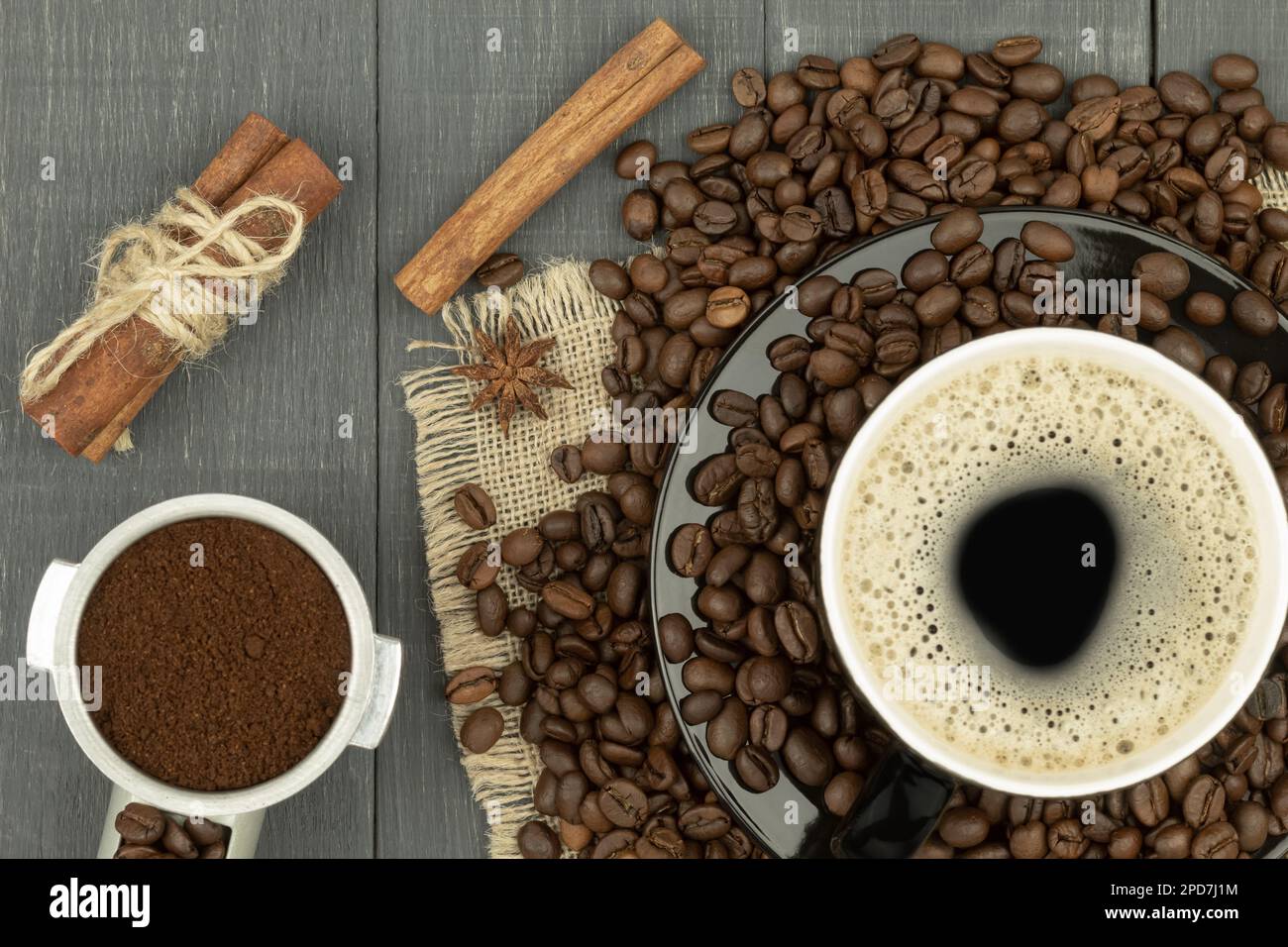 Nahaufnahme der Kaffeebohnen, beleuchtet durch einen Sonnenstrahl. Nahaufnahme von Kaffeebohnen mit Schwerpunkt auf der Mitte. Stockfoto