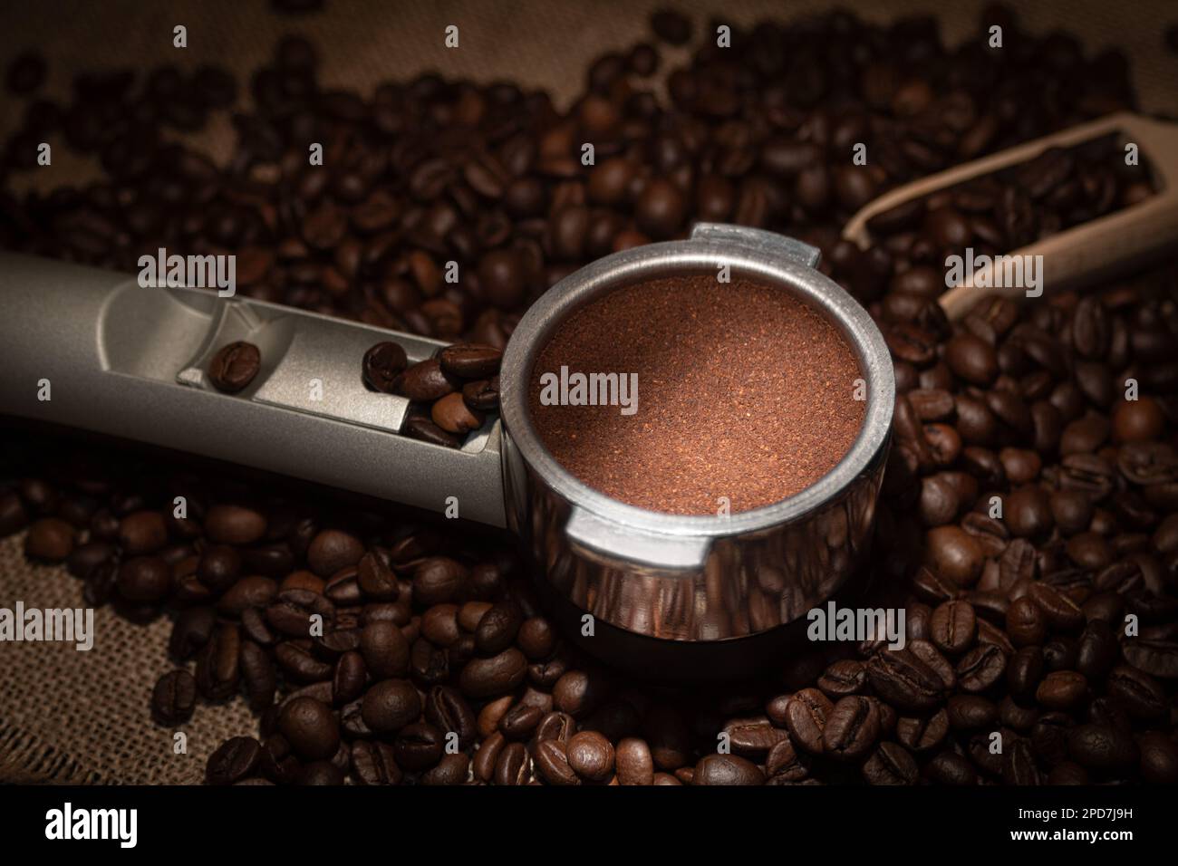 Nahaufnahme der Kaffeebohnen, beleuchtet durch einen Sonnenstrahl. Nahaufnahme von Kaffeebohnen mit Schwerpunkt auf der Mitte. Stockfoto