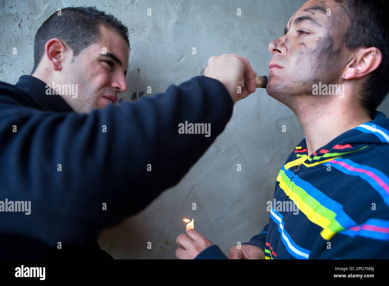 La Vijanera Karneval, Vorbereitung des Karnevals, Make-up, Silio, Molledo. Kantabrien, Spanien. Stockfoto