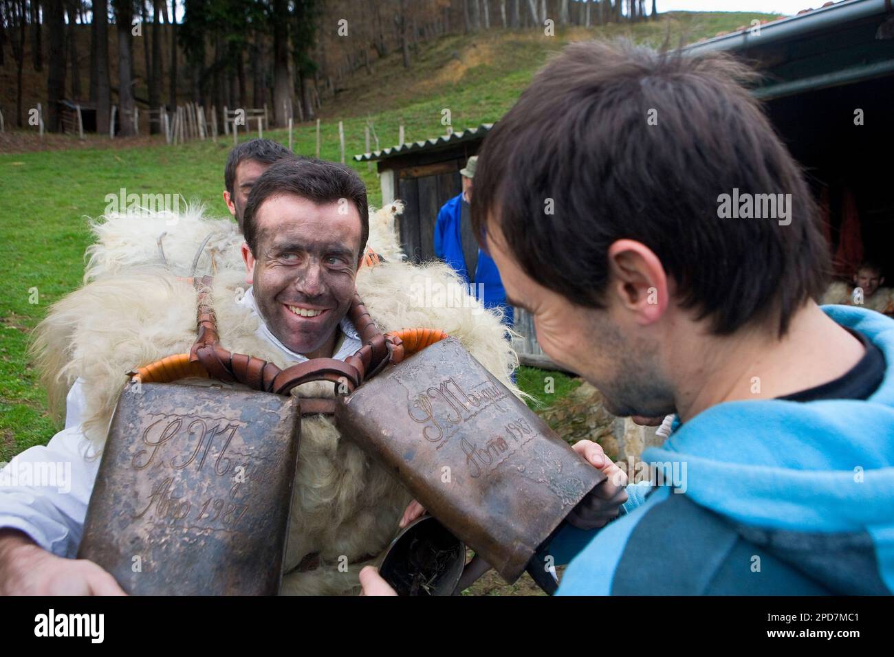 "La Vijanera´carnival", Zarramaco´, Vorbereitung des Karnevals, Silio, Molledo. Kantabrien, Spanien. Stockfoto