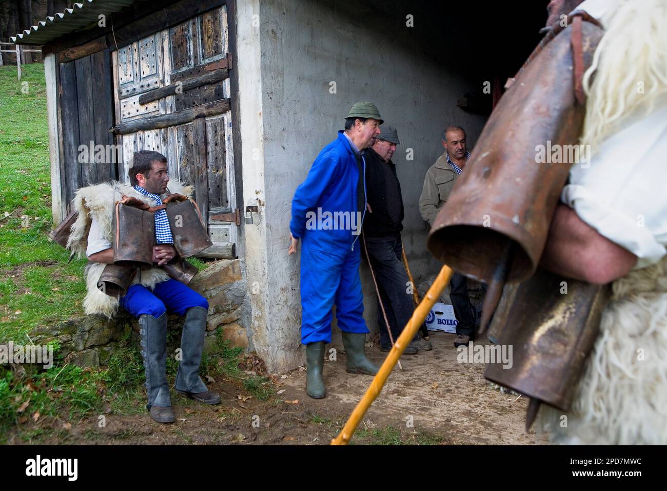 "La Vijanera´carnival", Zamarracos´preparing der Karneval, Silio, Molledo. Kantabrien, Spanien. Stockfoto