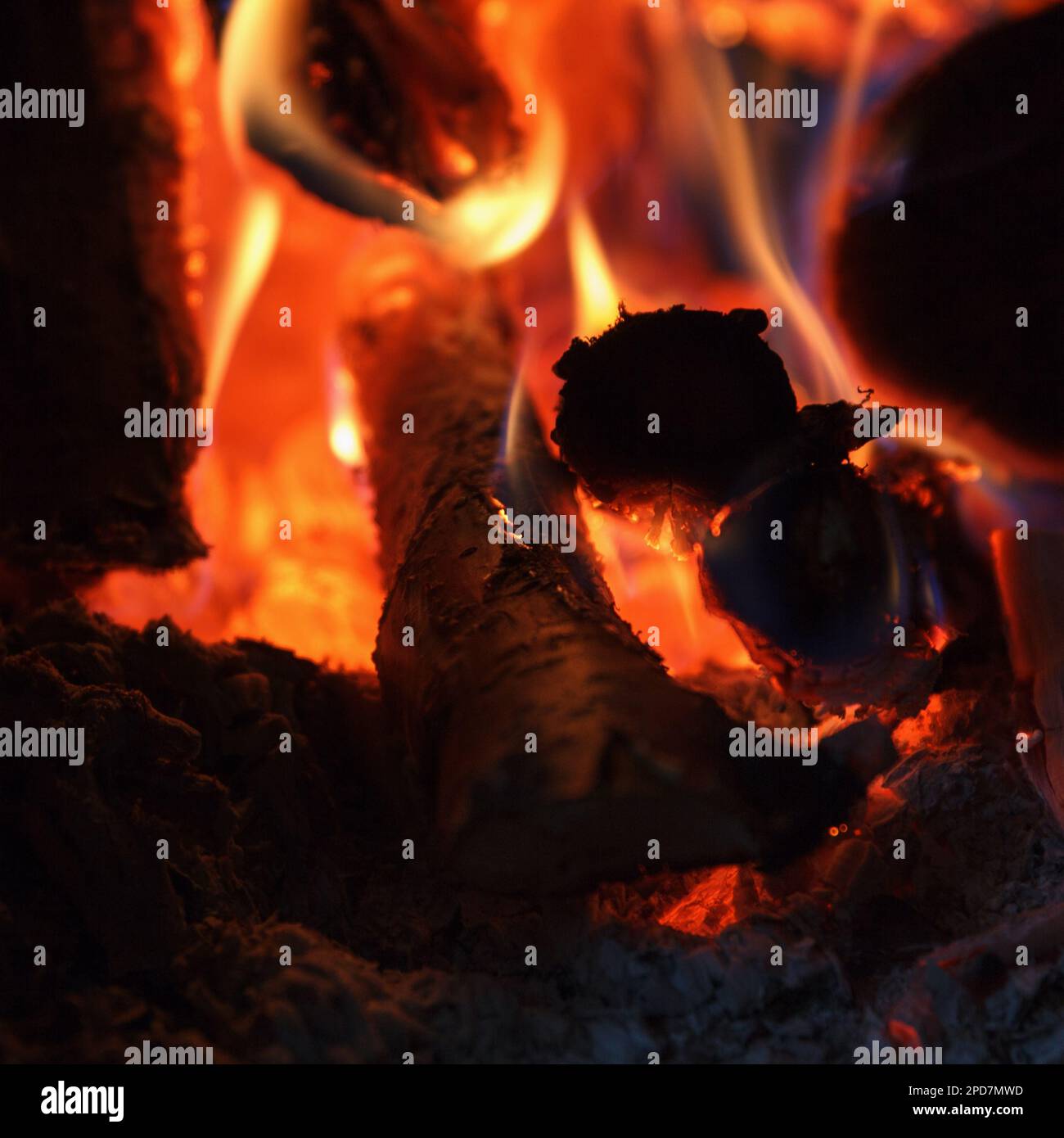 Helles Feuer mit hoher Temperatur aus natürlichem Brennholz brennt im Kamin und heizt das Haus während der kalten Jahreszeit, Platz Stockfoto