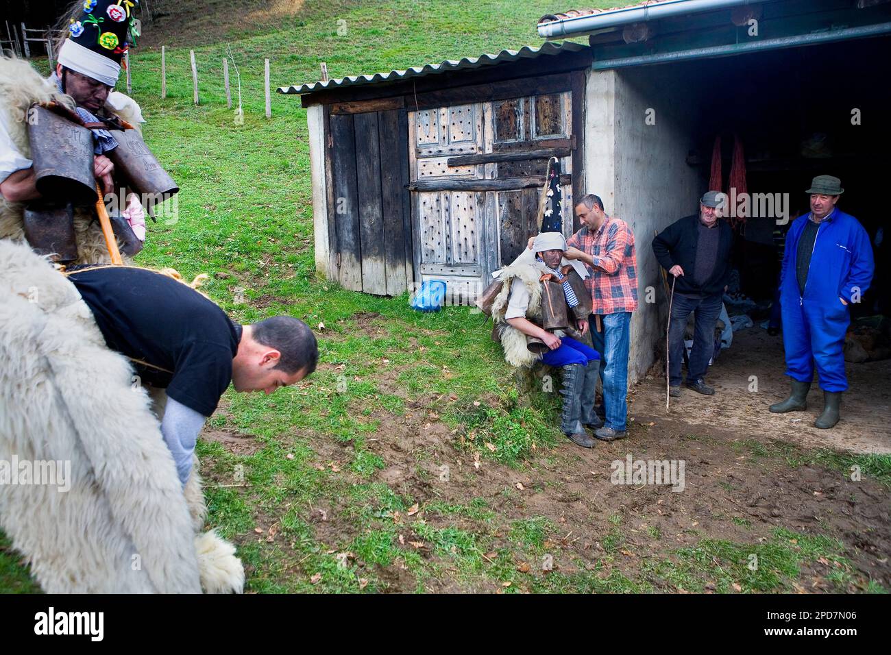 "La Vijanera´carnival", Zamarracos´preparing der Karneval, Silio, Molledo. Kantabrien, Spanien. Stockfoto