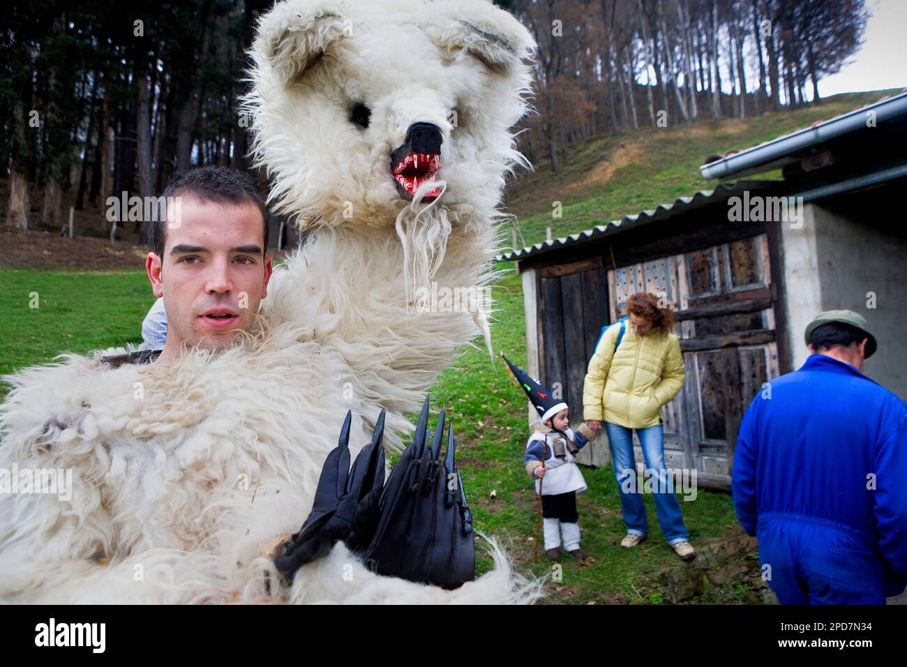 "La Vijanera´carnival, Bär, den Karneval, Silio, Molledo vorbereiten. Kantabrien, Spanien. Stockfoto
