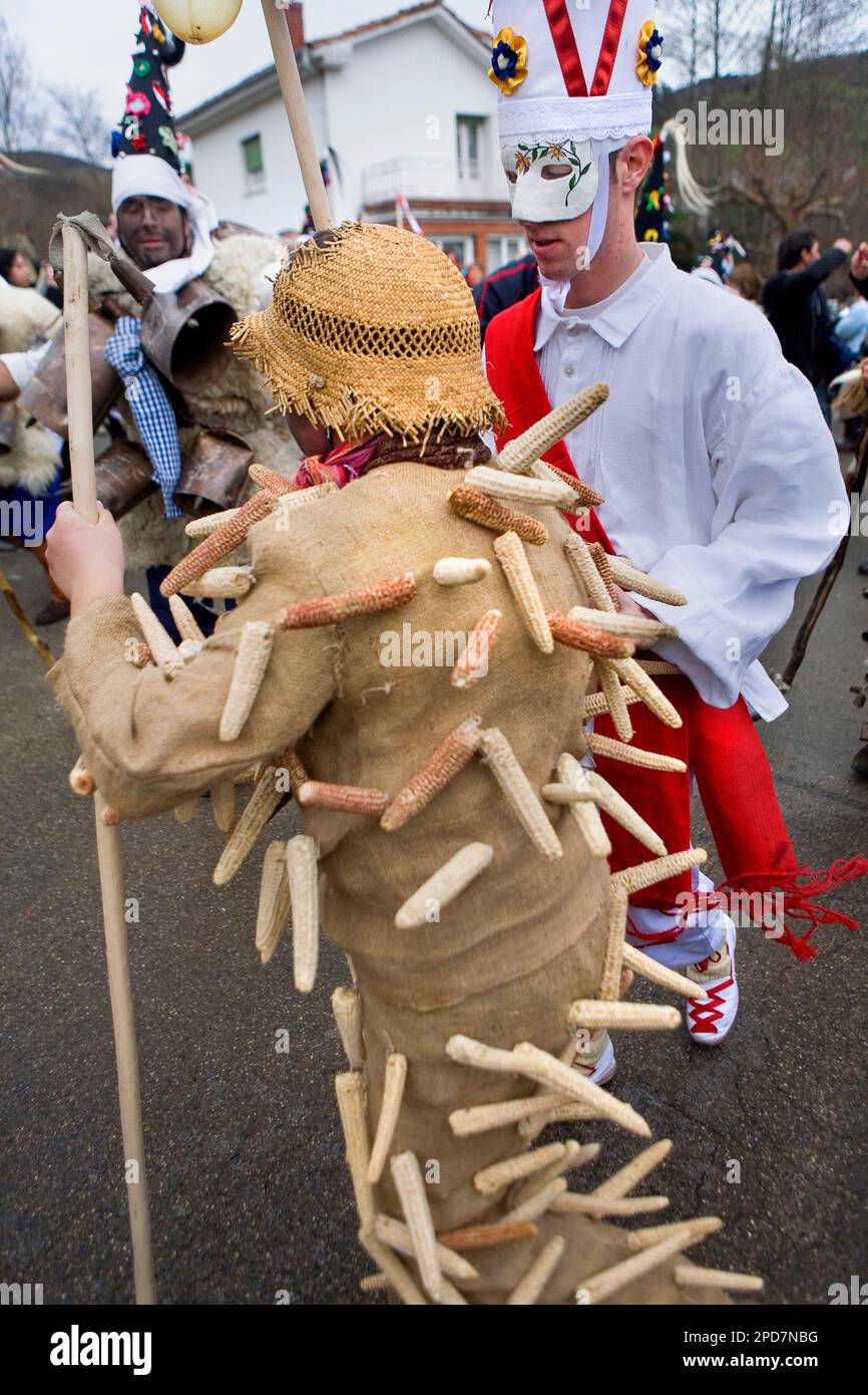 "La Vijanera´carnival, weiße Tänzerin und schwarze Tänzerin, Silio, Molledo. Kantabrien, Spanien. Stockfoto