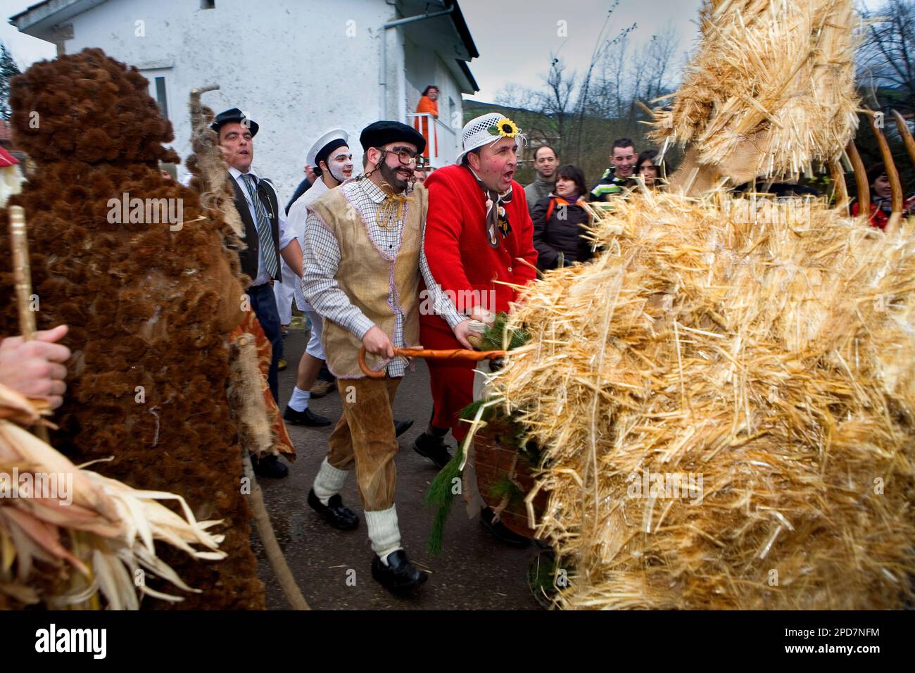 "La Vijanera´carnival, schwanger und Mann, und" Trapajones´ Silio, Molledo. Kantabrien, Spanien. Stockfoto