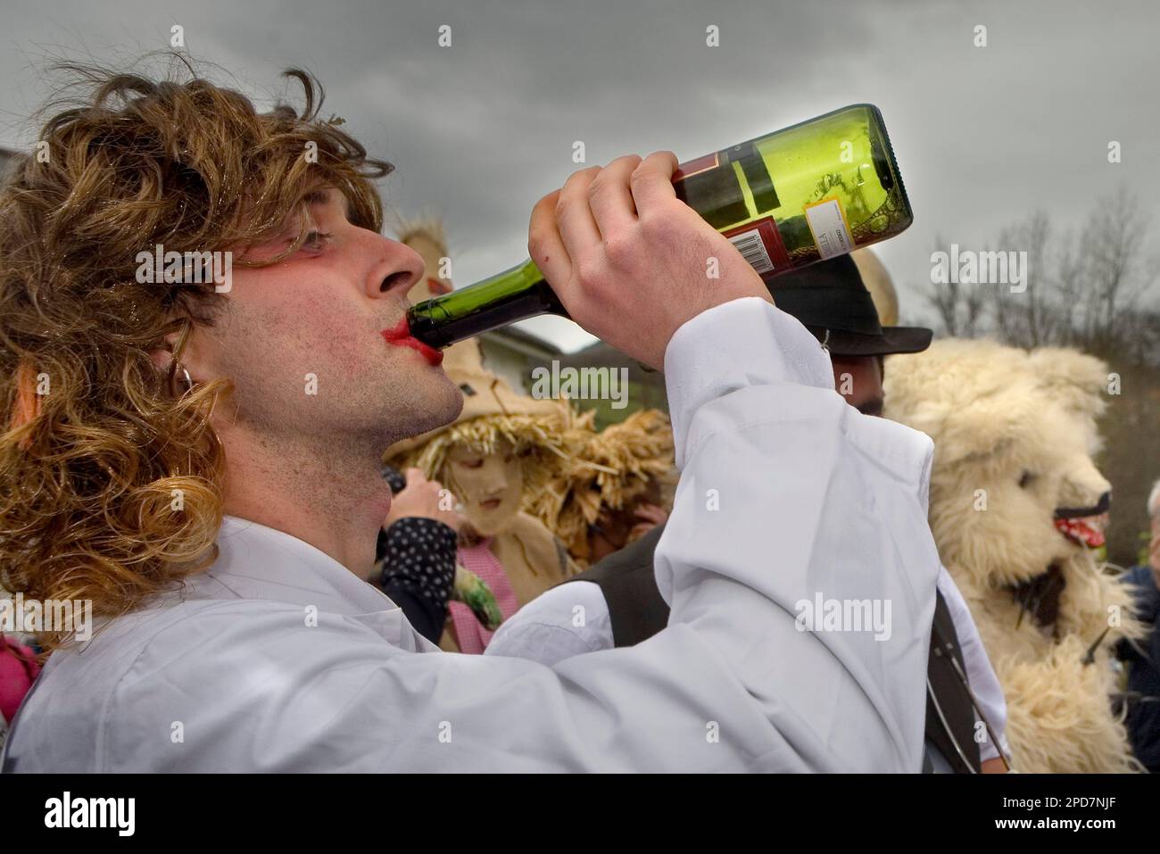 "La Vijanera´carnival, Weintrinken, Silio, Molledo. Kantabrien, Spanien. Stockfoto