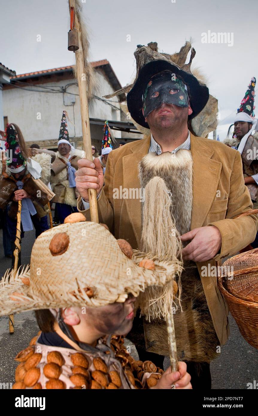 "La Vijanera´carnival" Zorrocloco´and schwarze Tänzerin, Silio, Molledo. Kantabrien, Spanien. Stockfoto