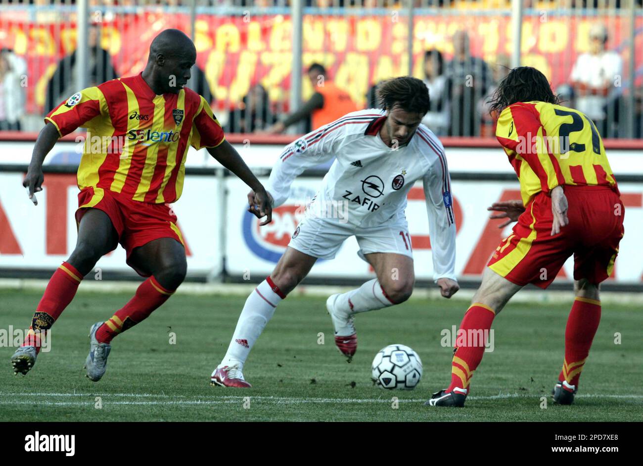 Lecce's defenders Soulemayne Diamoutene from Mali, left, and Lorenzo Stovini, right, try to stop AC Milan's striker Alberto Gilardino during their Serie A Top League soccer match between AC Milan and Lecce at Lecce's Via del Mare stadium, Italy, Saturday, April 1, 2006. (AP Photo/Pier Paolo Cito) Stockfoto