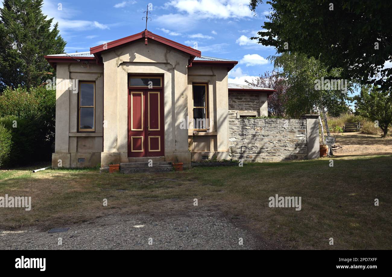 Das Gerichtsgebäude im Dorf Ophir im Zentrum von Otago stammt aus dem Jahr 1884 und ist das gleiche Design wie in den nahegelegenen Städten Alexandra und Clyde. Stockfoto