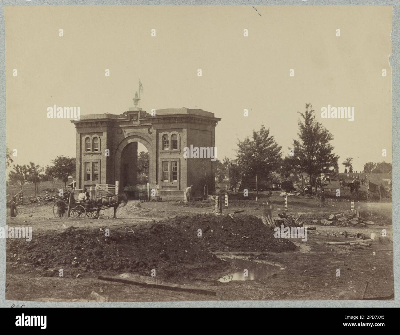 Schlachtfeld von Gettysburg. Das Friedhofstor. Titel von Punkt 965, Bildunterschrift Fortsetzung: Die Lunettes im Vordergrund bedeckte Waffen von Stewarts (B, 4. US-Dollar (Artillerie) Batterie. Höhe der Kampfflut, Illus. In: E468,7 .G2, Gardners fotografisches Skizzenbuch des Krieges / Alexander Gardner. Washington, D.C. : Philp & Solomons, [c1866], v. 1, no 39, handgeschrieben auf Verso: Miller, Vol. II, S. 259, Gift; Oberst Godwin Ordway; 1948, Ausgestellt im Nevada Museum of Art, Reno, NV, August bis November 2014: „Vom Territorium zum Bundesstaat: Historische Schätze der Hauptstadt Nevadas“. Gates, Penns Stockfoto