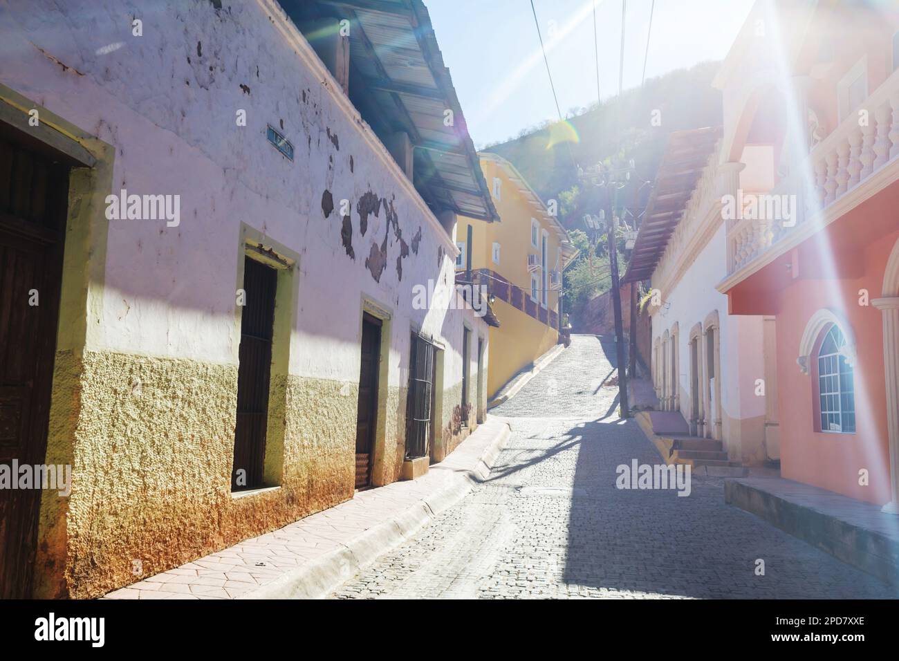 Fantastische farbenfrohe Gebäude in Pueblo Magico Batopilas in den Bergen Barrancas del Cobre, Mexiko Stockfoto