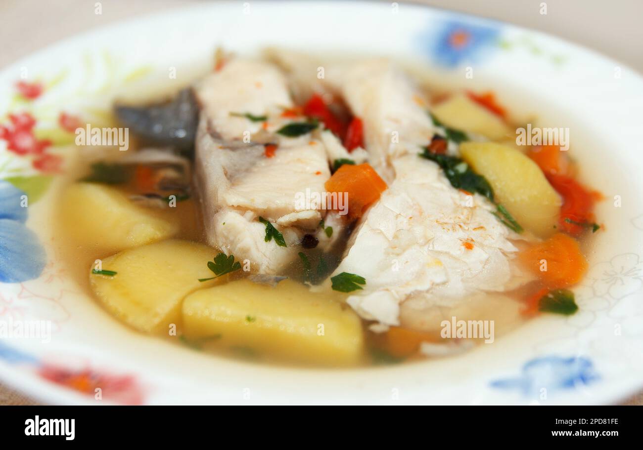 Fischeressen, Fischsuppe. Viele Fische in Suppe mit Gemüse. Traditionelle Gerichte, die im Freien zubereitet werden Stockfoto