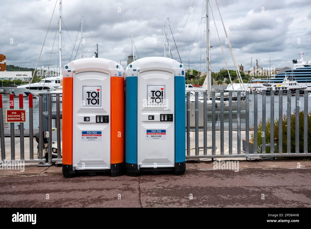 Barcelona, Spanien - 24. September 2022: Zwei tragbare Toilettenkabinen im Hafen von Barcelona während eines lokalen Festivals Stockfoto