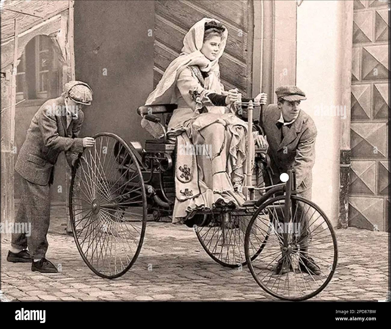 BERTHA BENZ (1849-1944), Ehefrau von Karl Benz und eigenständige Ingenieurin. Hier spielt sie ihre Reise vom 1888. August von etwa 56 Meilen von ihrem Haus in Mannheim nach Pforzheim nach, unterstützt von ihren Söhnen Eugen und Richard. Sie fährt das Modell II des Patentmotors ihres Mannes Stockfoto