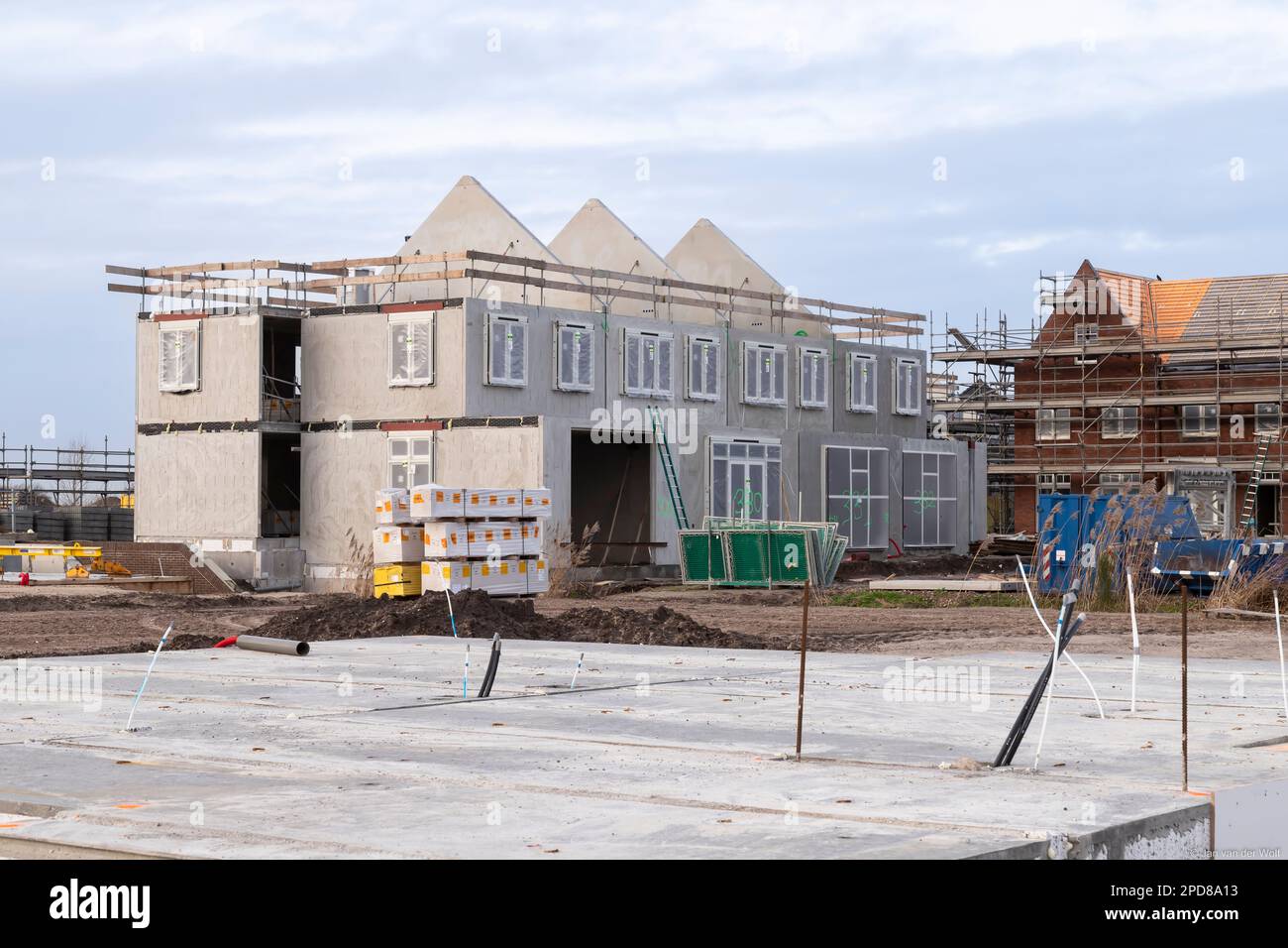 Neubau von Wohnungen in einem neuen Wohngebiet. Stockfoto