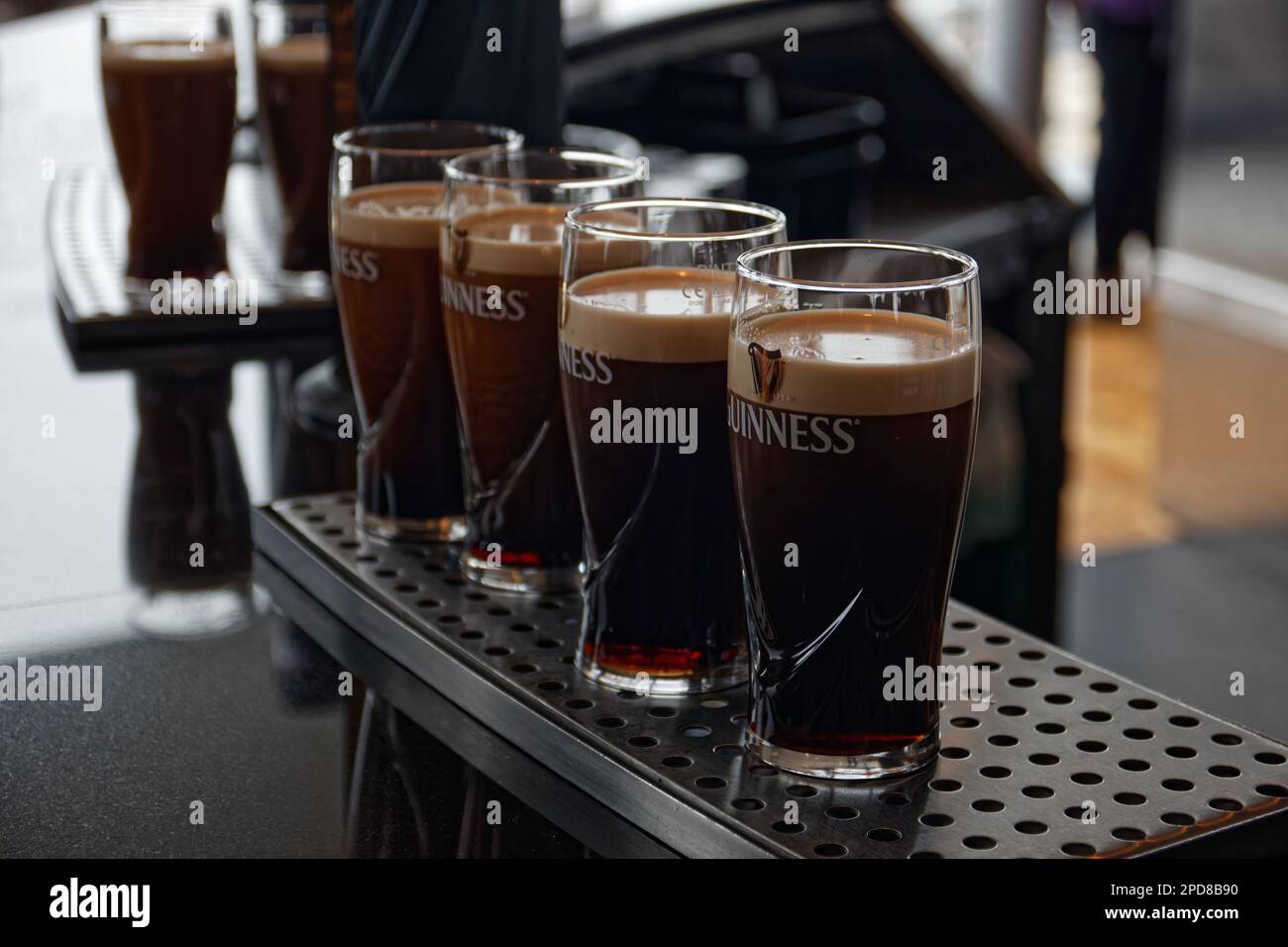 Pints frischer Guinness vom Fass im obersten Stockwerk des Storehouse in Dublin, Irland Stockfoto
