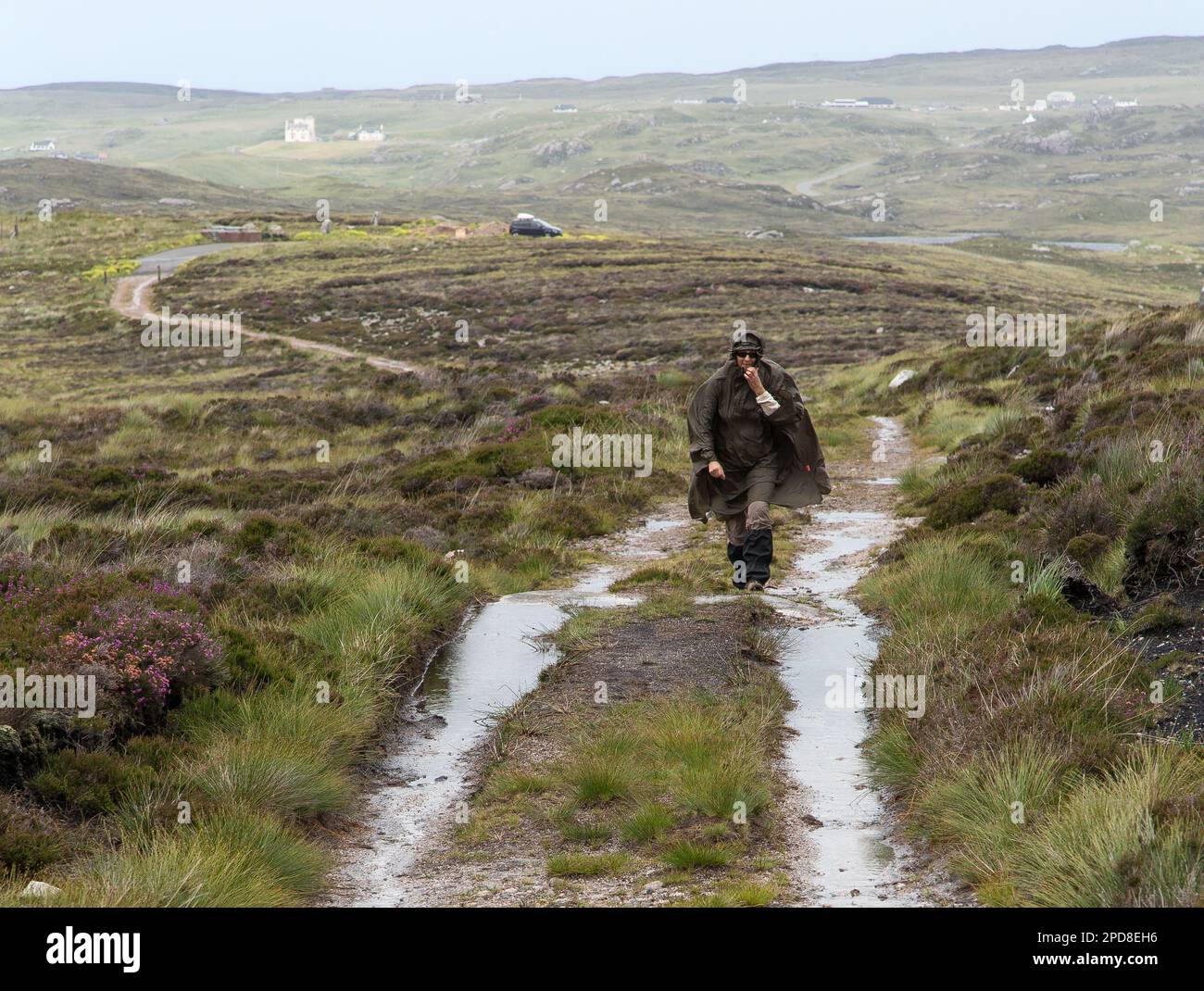 Weibliche Walker in Rain Poncho in den Highlands nahe Loch Suaineabhal, Lewis, Isle of Lewis, Hebriden, Äußeren Hebriden, WESTERN Isles, Schottland, Großbritannien Stockfoto