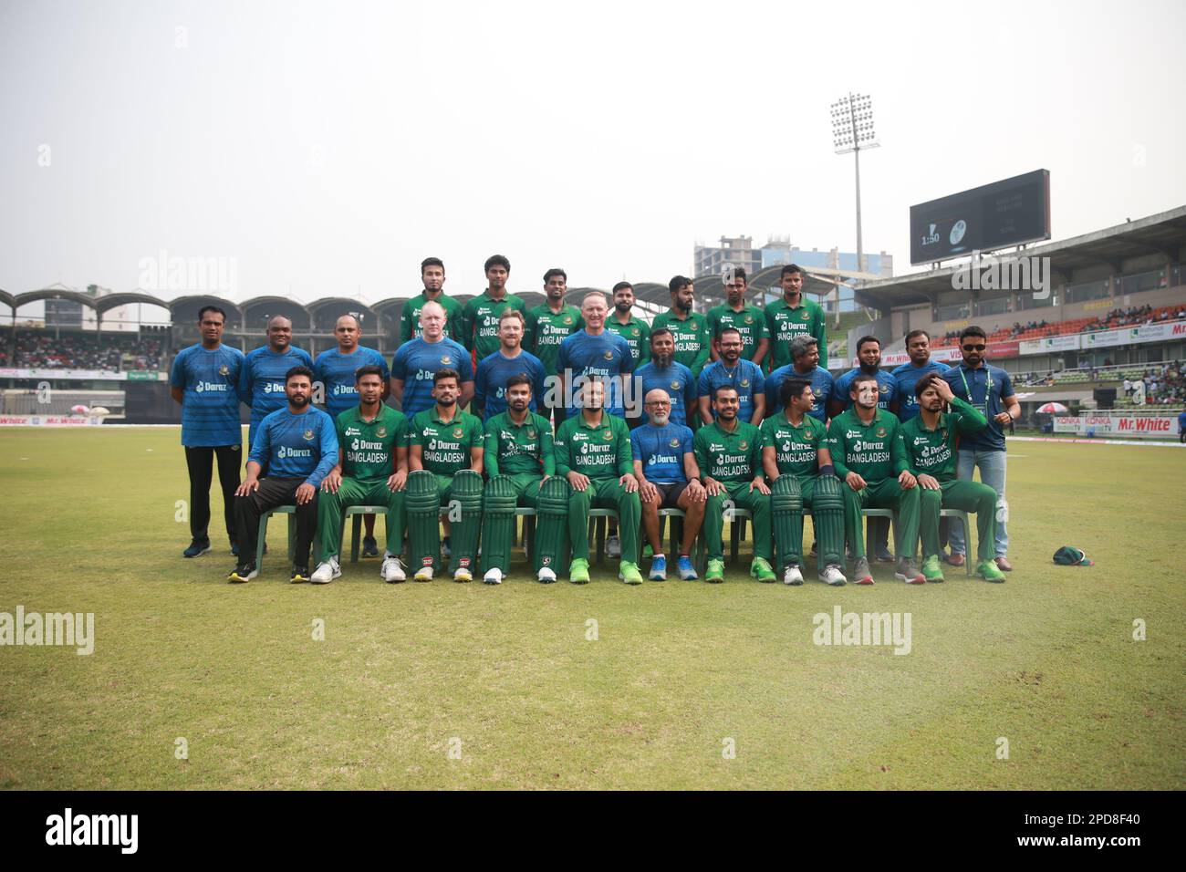 bangladesch T20 Teamspieler und Beamte besitzen für Fotografen vor Bangladesch-England 3. und Finalspiel T20I von drei Spielserien bei Sher-e Stockfoto