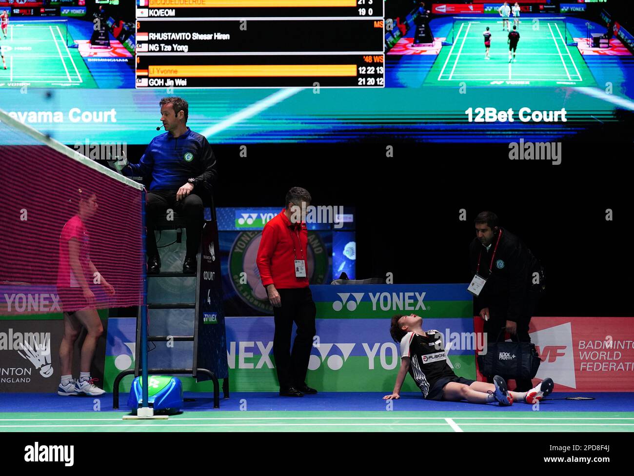 Der malaysische Goh Jin Wei (rechts) zieht sich am ersten Tag der YONEX All England Open Badminton Championships in der utilita Arena Birmingham gegen den deutschen Li Yvonne zurück. Foto: Dienstag, 14. März 2023. Stockfoto