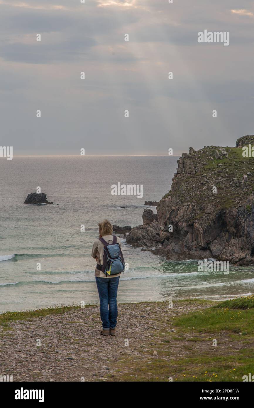 Weibliche Walker mit Rucksack mit Blick auf das Meer, Mangersta Beach, Lewis, Isle of Lewis, Hebriden, Äußere Hebriden, westliche Inseln, Schottland, Großbritannien Stockfoto