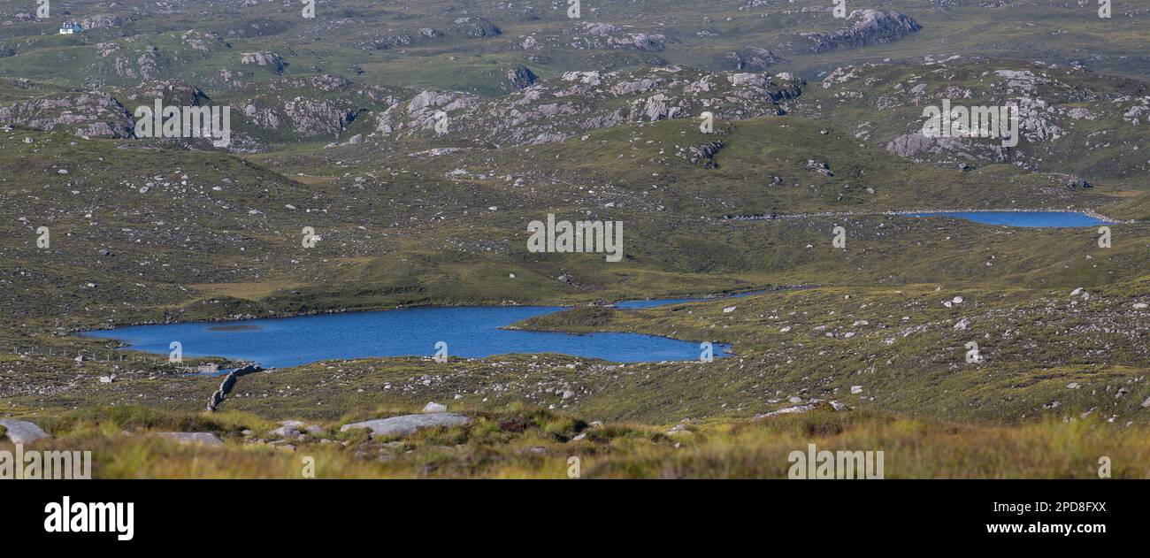 Blue Sky Reflecting Lochs in Scottish Highlands, Lewis, Isle of Lewis, Hebriden, Äußeren Hebriden, Western Isles, Schottland, Vereinigtes Königreich Stockfoto
