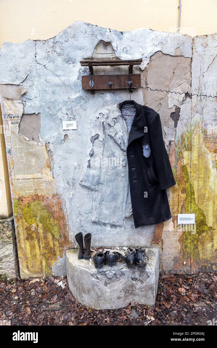 St. Petersburg, Russland, - 2022. März, die Ausstellung "Joseph Brodsky. Rette meinen Schatten-Flur mit einem halbwandigen Mantel in der Wand, Küche, Zimmer w Stockfoto
