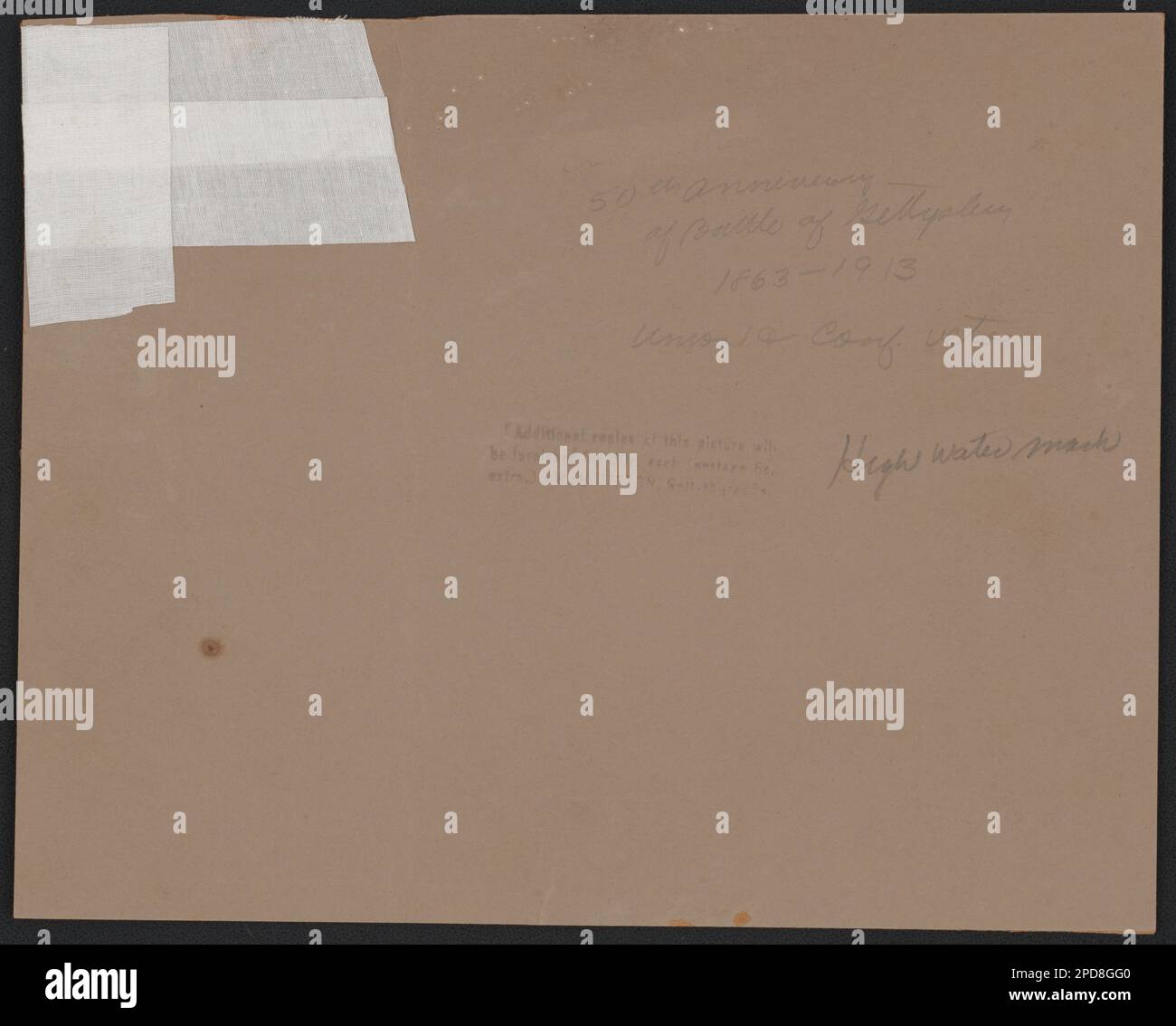 Kriegsveteranen der G.A.R. und UC.V. am Hochwasserzeichen des Rebellion Monuments in Gettysburg. Liljenquist Family Sammlung von Bürgerkriegsfotos, pp/liljvet. Große Armee der Republik, Volk, 1910-1920, United Confederate Veterans, Volk, 1910-1920, Usa, Armee, Volk, 1910-1920, Konföderierte Staaten von Amerika, Armee, Volk, 1910-1920, Gettysburg, Schlacht von Gettysburg, Pa, 1863, Gedenkfeier, Medaillen, 1910-1920, Veteranen, Union, 1910-1920, Veterans, Confederate, 1910-1920, Usa, Geschichte, Civil War, 1861-1865, Veterans, Union, Vereinigte Staaten, Geschichte, Civi Stockfoto